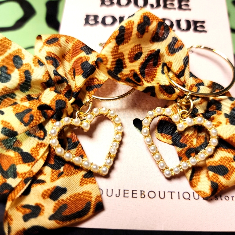 Leopard Print 🐆 pearl heart Earrings